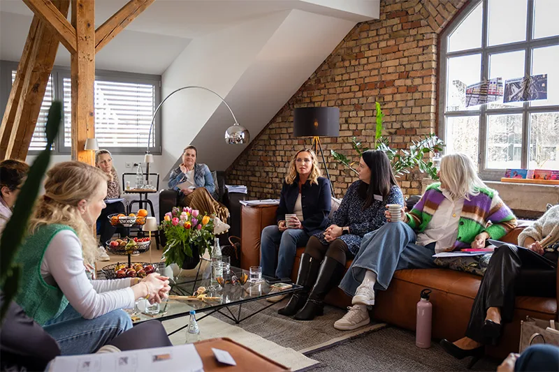 Teilnehmerinnen bei einer Gruppenarbeit