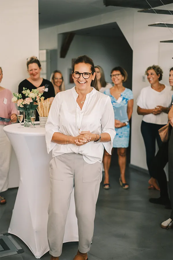 Frau steht vor einer Gruppe