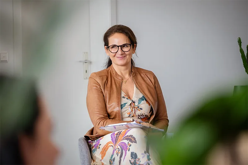 Frau lächelt in die Kamera